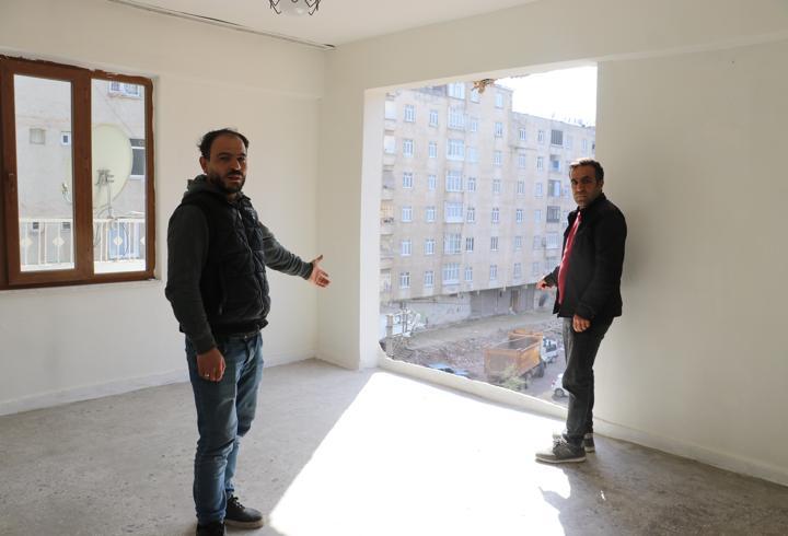 Bina yıkılınca, bitişikteki apartmanın bazı odalarının duvarının yapılmadığı ortaya çıktı / Ek fotoğraflar