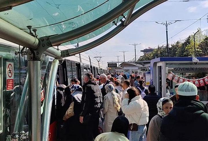 Kabataş-Bağcılar Tramvay Hattı'nda seferler aksadı: Yolcular raylarda yürüdü