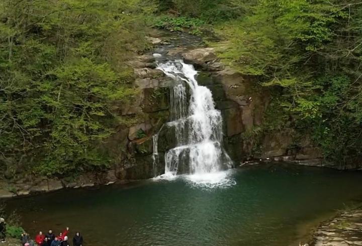 Gölderesi şelalesi ilkbaharda büyülüyor! Küre Dağları’nda doğa harikası