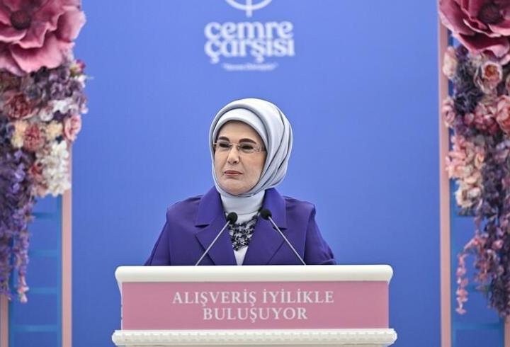 Ankara'da yaya üst geçidine afiş asarken dengesini kaybedip bulvara düşen Vedat Gürbüz (43), otomobilin çarpması sonucu hayatını kaybetti.3