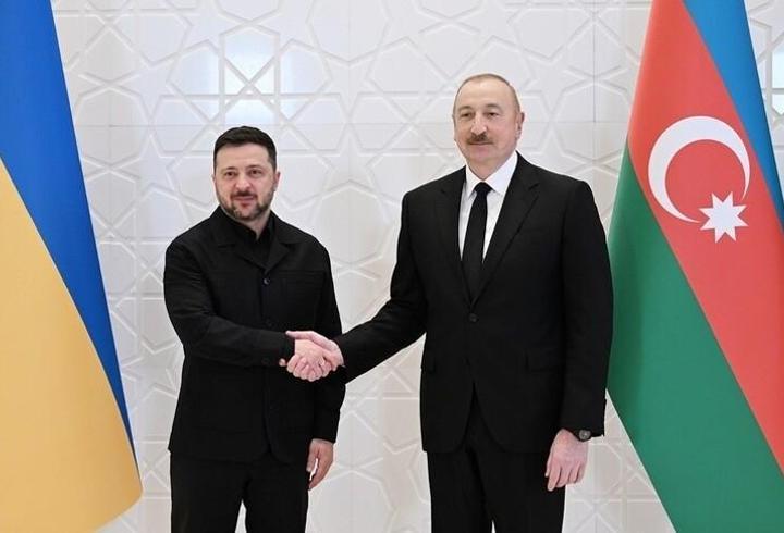 ABD Başkanı Donald Trump, Beyaz Saray Muhabirleri Derneği yemeğinde gerçekleşen silahlı saldırı girişimi sonrası basın toplantısı düzenlendi. Trump, silahlı saldırıda bir polisin vurulduğunu, memurun durumunun gayet iyi olduğunu ve saldırganın fotoğrafını paylaştığını söyledi1