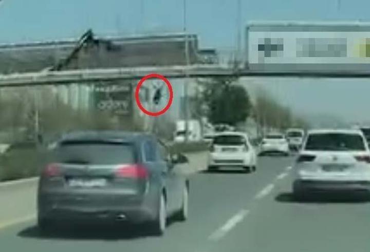 Afiş asarken yola düştü: Otomobilin altında kalarak hayatını kaybetti