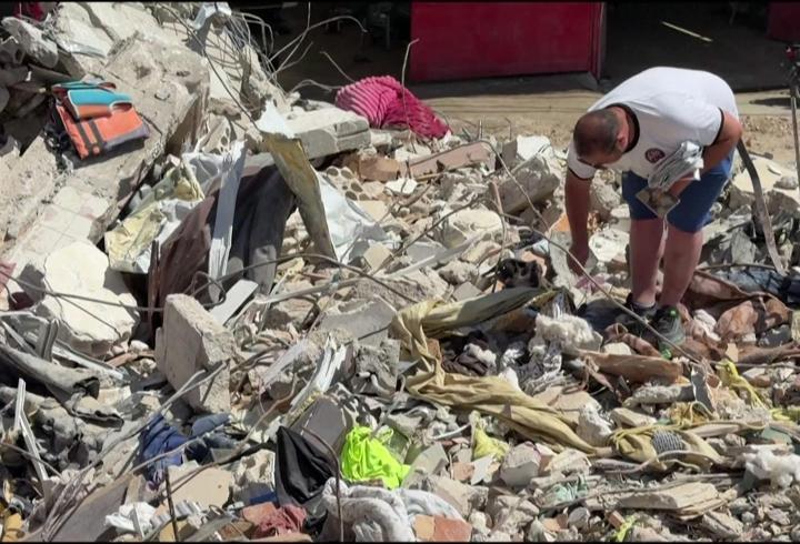 Ateşkese rağmen İsrail Lübnan’a saldırıyor! Enkaz altında eşyalarını arıyorlar
