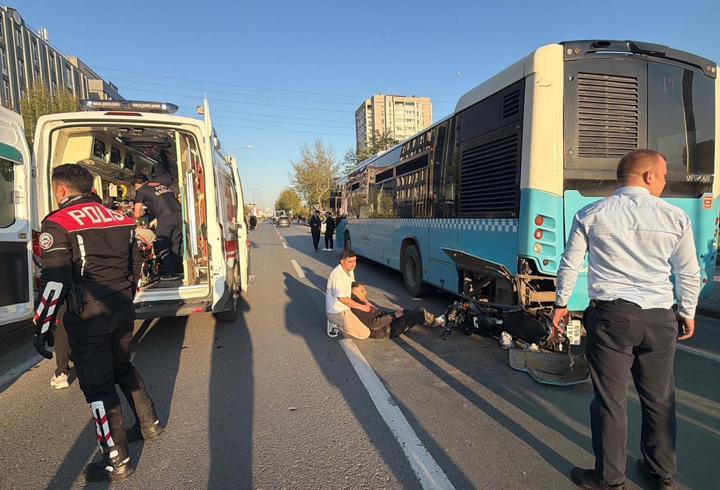 Motosiklet, duraktaki otobüse çarptı; 2 yaralı