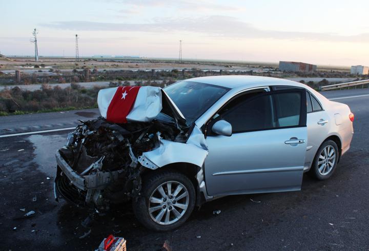 Kazayı görüp yardım etmek için duranların otomobiline başka araç çarptı: 1 ölü, 5 yaralı