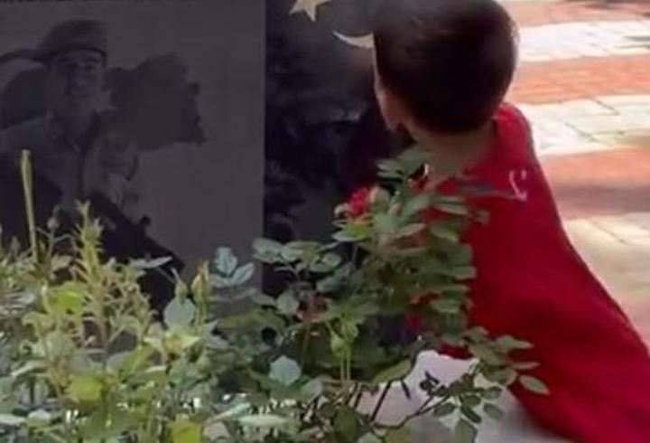 3 yaşındaki Sezer, adını aldığı şehit amcasının mezarını öpüp, suladı