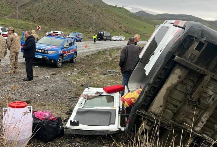 Muş’ta yolcu minibüsü dere yatağına yuvarlandı: 16 yaralı