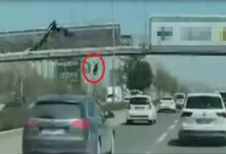 Afiş asarken üst geçitten düşen ve otomobil çarpan işçi, son yolculuğuna uğurlandı