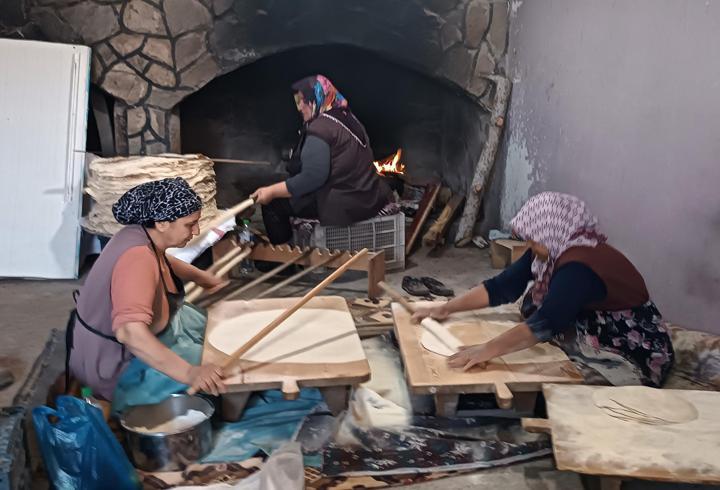 Depremzede kadınlar yufka ekmek ile aile ekonomilerine katkı sağlıyor