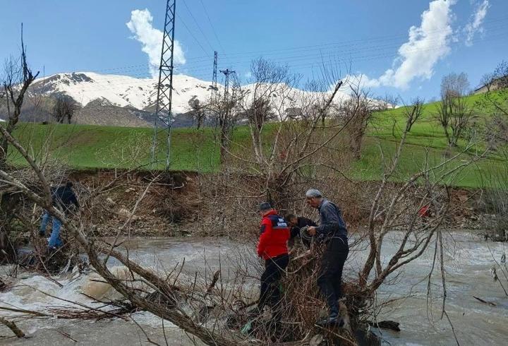 Şemdinli'de dereye düşen 8 yaşındaki Osman için arama çalışması başlatıldı