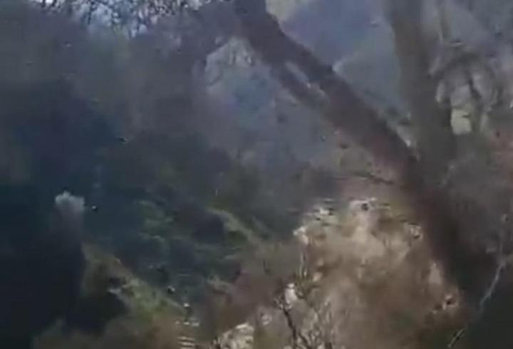 Bahçesaray’da mahalle yoluna inen heyelan kamerada