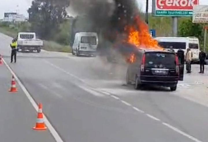 Seyir halindeki hafif ticari araçta yangın çıktı