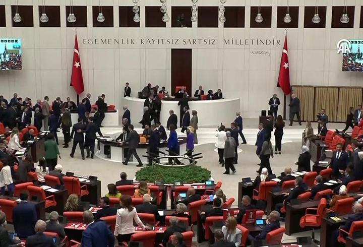 Meclis'te gündem yine yoğun... Fahiş site aidatları ve okul saldırıları görüşülecek