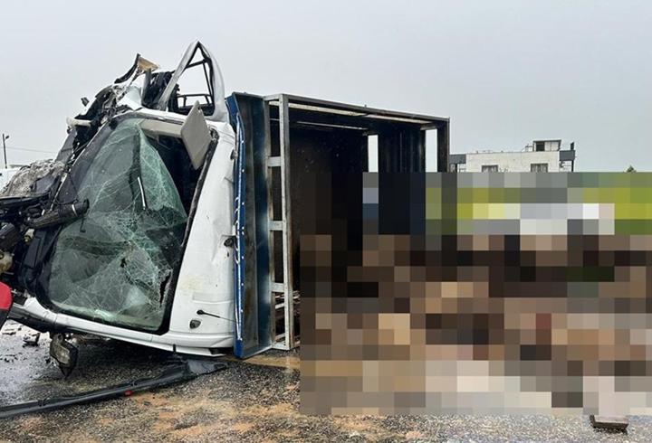 Kamyonet ile otomobil çarpıştı: 2 ölü, 3 yaralı