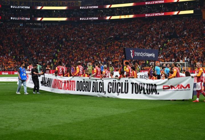 Son dakika haberine göre; Cumhurbaşkanı Recep Tayyip Erdoğan, Haliç Kongre Merkezi'nde OECD Beceriler Zirvesi'ne katıldı. Erdoğan "dünya teknoloji ve yapay zeka öncülüğünde keskin bir dönüşüm yaşıyor. Bunun insanlığa neler kazandırıp neler kaybettirdiğinin hesabını akademisyenlerimiz yapmakta ama bu değişim dalgasını durdurmak mümkün değil. Değişimi sağlıklı şekilde yönetmek bizim elimizde. Bu biz karar alıcıların asli vazifelerinden biridir." dedi.1