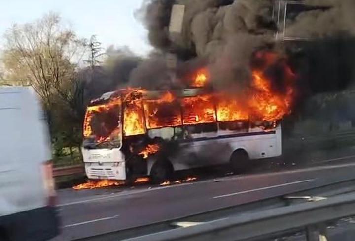 Bayrampaşa’da servis midibüsü alev alev yandı