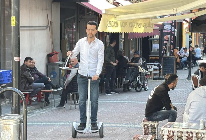 Her gün 25 bin adım atan çaycı, hoverboard ile çay servisine başladı