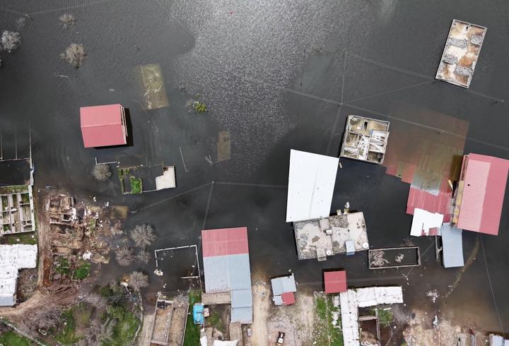 Baraj kapakları açıldı, boşaltılan 10 ev su altında kaldı