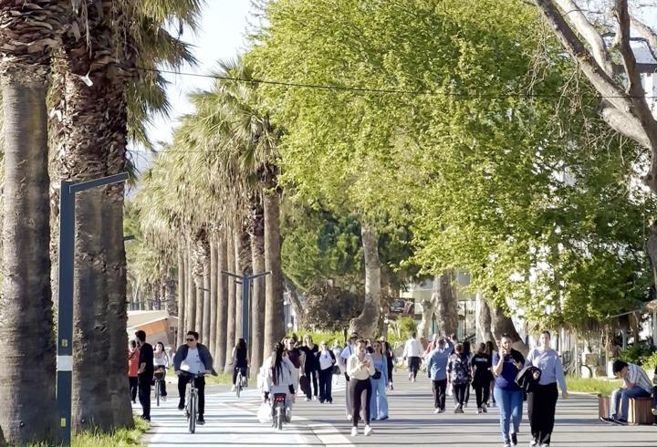 Erdek'te sıcak havayla birlikte sahillerde yoğunluk oluştu