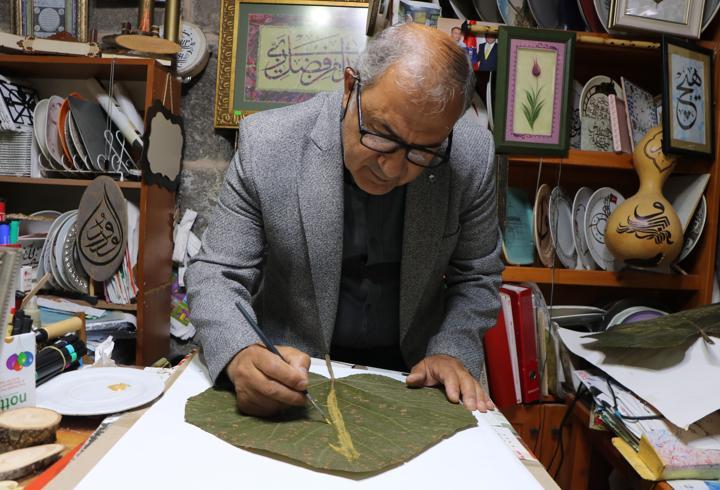 Yurt dışından getirttiği özel yapraklara sanatını işliyor