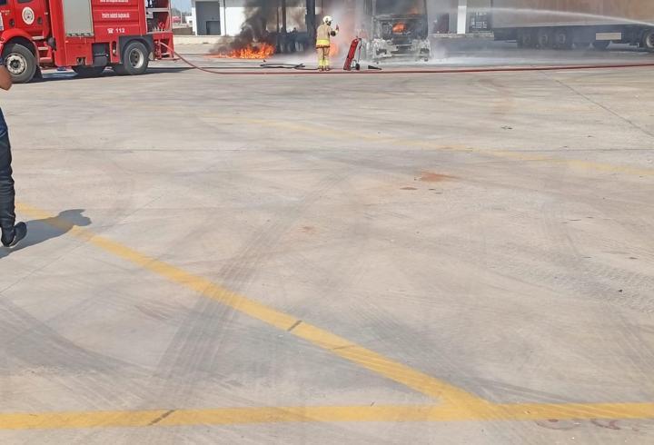 Park halindeki TIR yandı