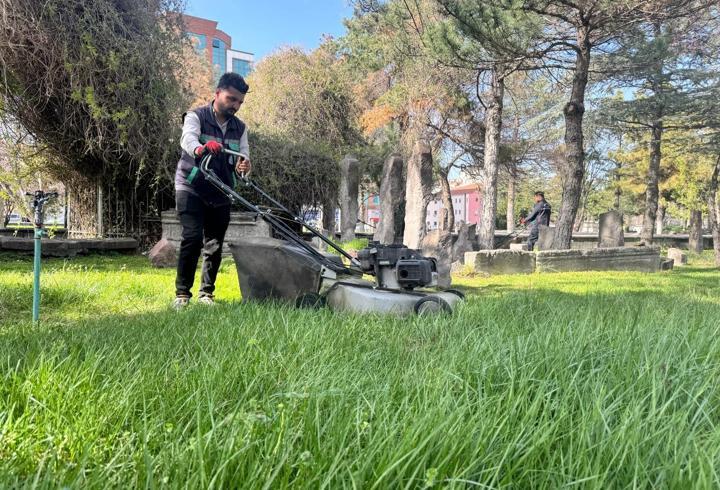 Büyükşehir’den park-bahçe ve refüjlerde bakım çalışması