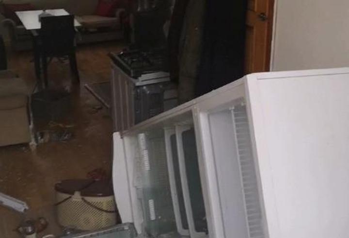 Aç kalan ayılar, pencereden girdiği yayla evini talan etti