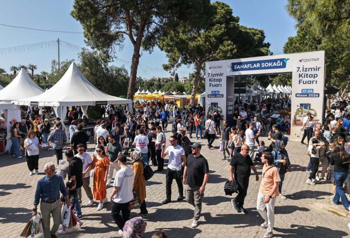 İzmir'de edebiyatın kalbi Kültürpark'ta attı