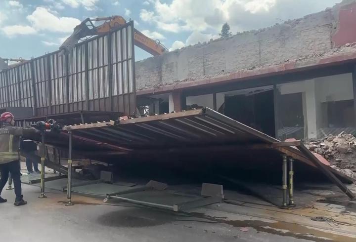 SON DAKİKA... Ankara'da yıkım çalışmasında platform devrildi