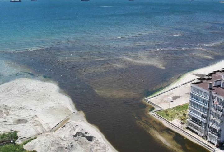 Küçükçekmece'deki Menekşe Deresi'nin rengi kahverengiye büründü