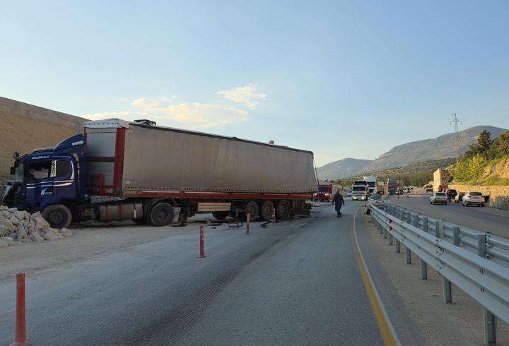 İstinat duvarına çarpan TIR'daki mermerler, otomobildekilerin üzerine düştü; 1 ölü, 3 yaralı