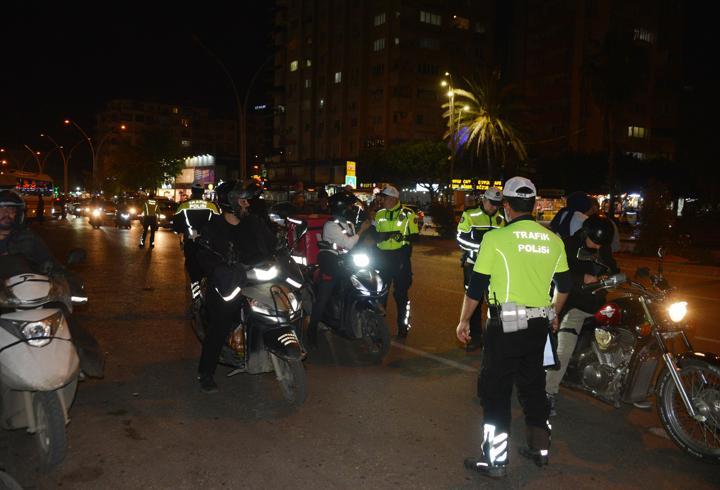 Adana'da motosiklet denetimi; 35 sürücüye 498 bin lira ceza