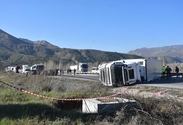 Sivas'ta TIR'ın devrildiği kaza nedeniyle ulaşım aksadı