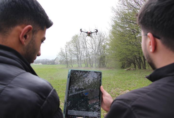 Zirai dron kullanan öğrenciden, üniversitede arkadaşlarına uygulamalı ilaçlama ve gübreleme eğitimi