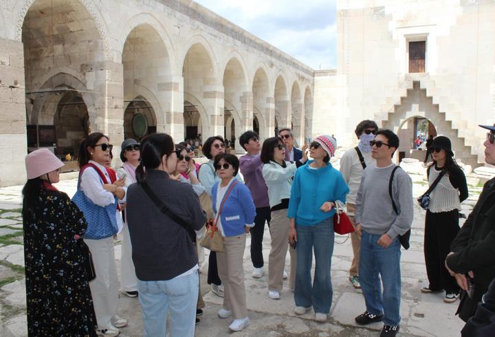 Turistler, Türk dizilerinden etkilenip Sultanhanı'na geliyor