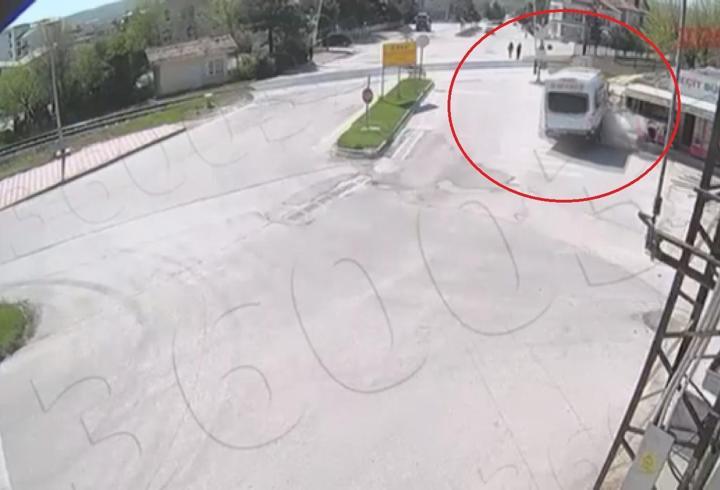 Alkollü sürücünün yaptığı kaza kamerada; 2 öğrenci son anda kurtuldu