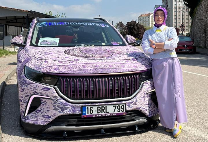 Otomobilini Türk motiflerinin yer aldığı mor renkli halıyla kapladı