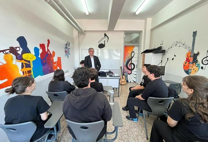 Onur öğretmen engel tanımadı, müzikle ilham oldu