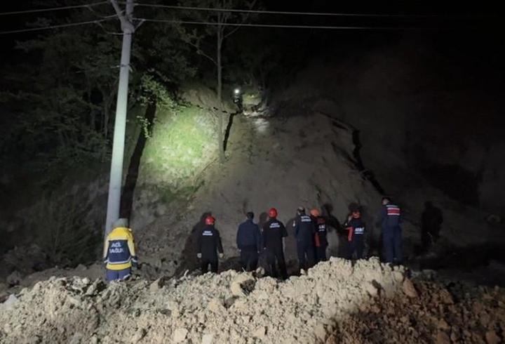 Yamaçtan düşüp mahsur kalan aynı aileden 3 kişi kurtarıldı