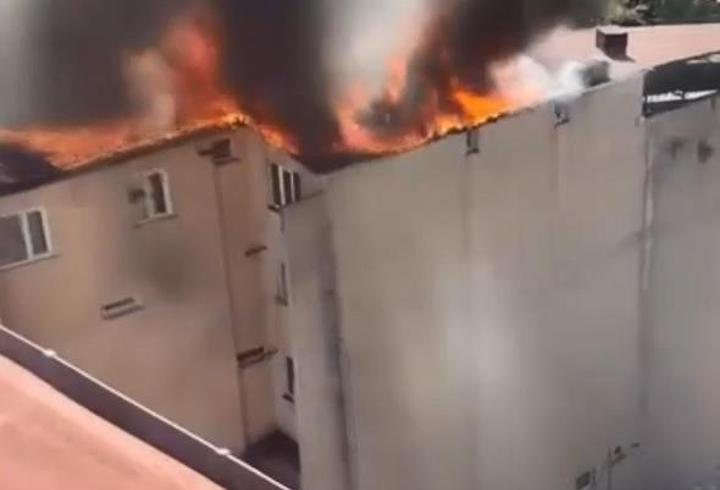 Sarıyer’de 5 katlı binanın çatısı alev alev yandı; mahallede panik yaşandı