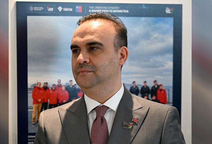 Bakan Kacır duyurdu: Türkiye Antarktika bilim üssüne hazır
