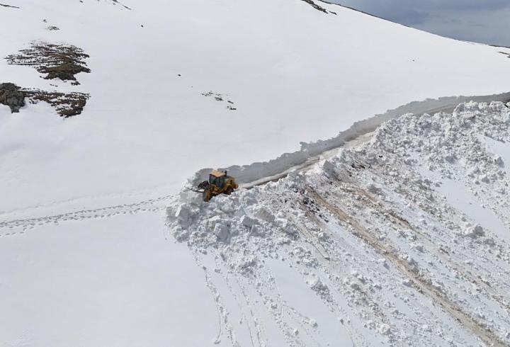 Ordu'da 4 metreyi bulan karla mücadele çalışması
