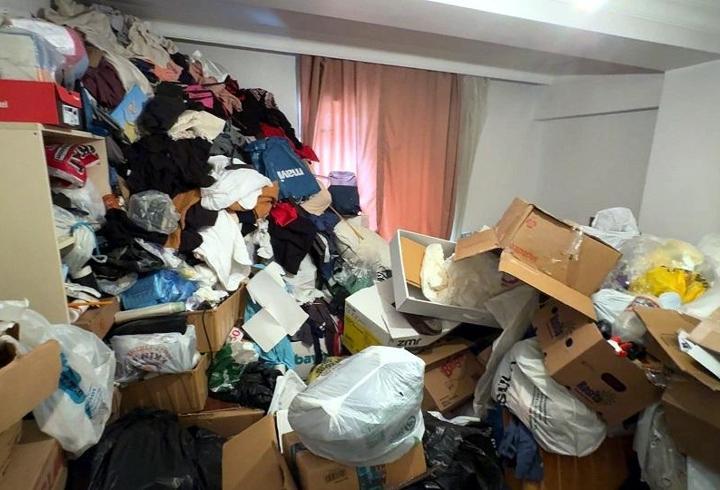 Avcılar'da 4 katlı binada 'çöp ev' gerginliği: 3 kamyon atık çıkarıldı