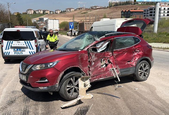 Kamyonun çarptığı cipteki 3 kişi yaralandı