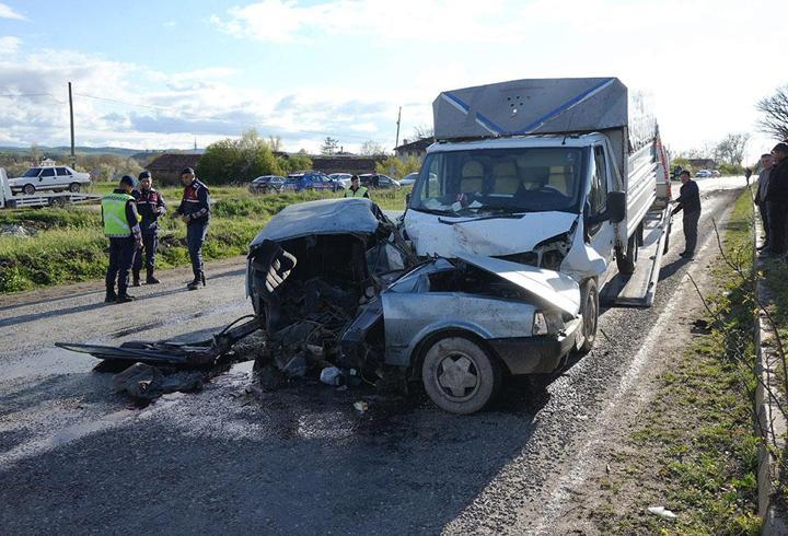 Kastamonu'da feci kaza kamerada: Otomobil ikiye bölündü