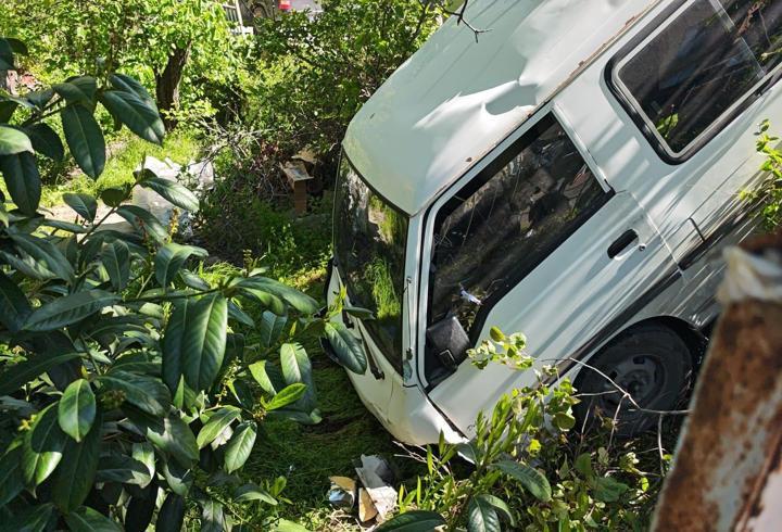 Otomobile çarpan minibüsün şarampole uçtuğu kaza kamerada