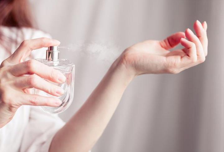 Parfümün kalıcılığını artırmanın yolları! Uzmanlar uyardı: Herkes aynı hatayı yapıyor