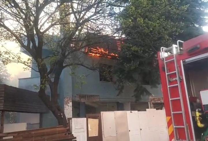 Avcılar'da boşaltılan 3 katlı anaokulunun çatısı alev alev yandı