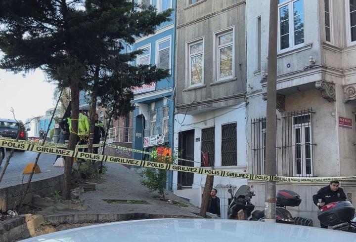 Beyoğlu'nda bir kişi evinde ölü bulundu