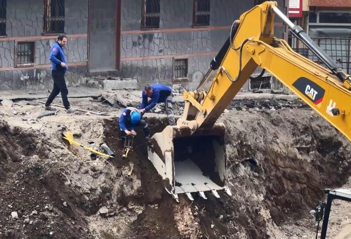 İnşaat temel kazısı sırasında doğal gaz borusu patladı